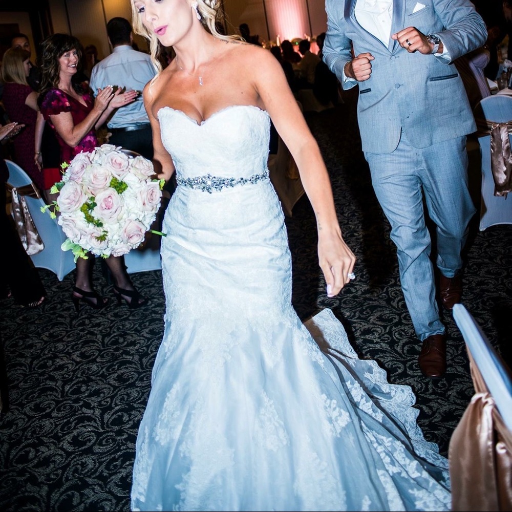 David’s Bridal wedding dress size 6 - length was never altered